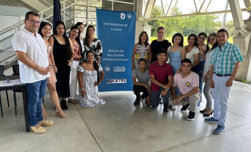 Rector-y-estudiantes-Magdalena-Centro-Movilidad-Internacional