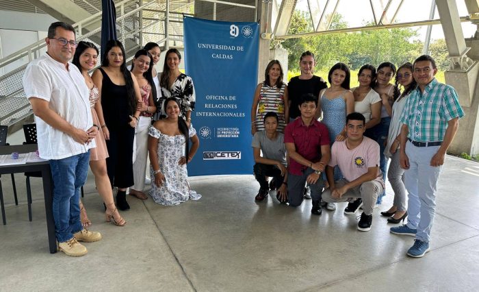 Rector-y-estudiantes-Magdalena-Centro-Movilidad-Internacional